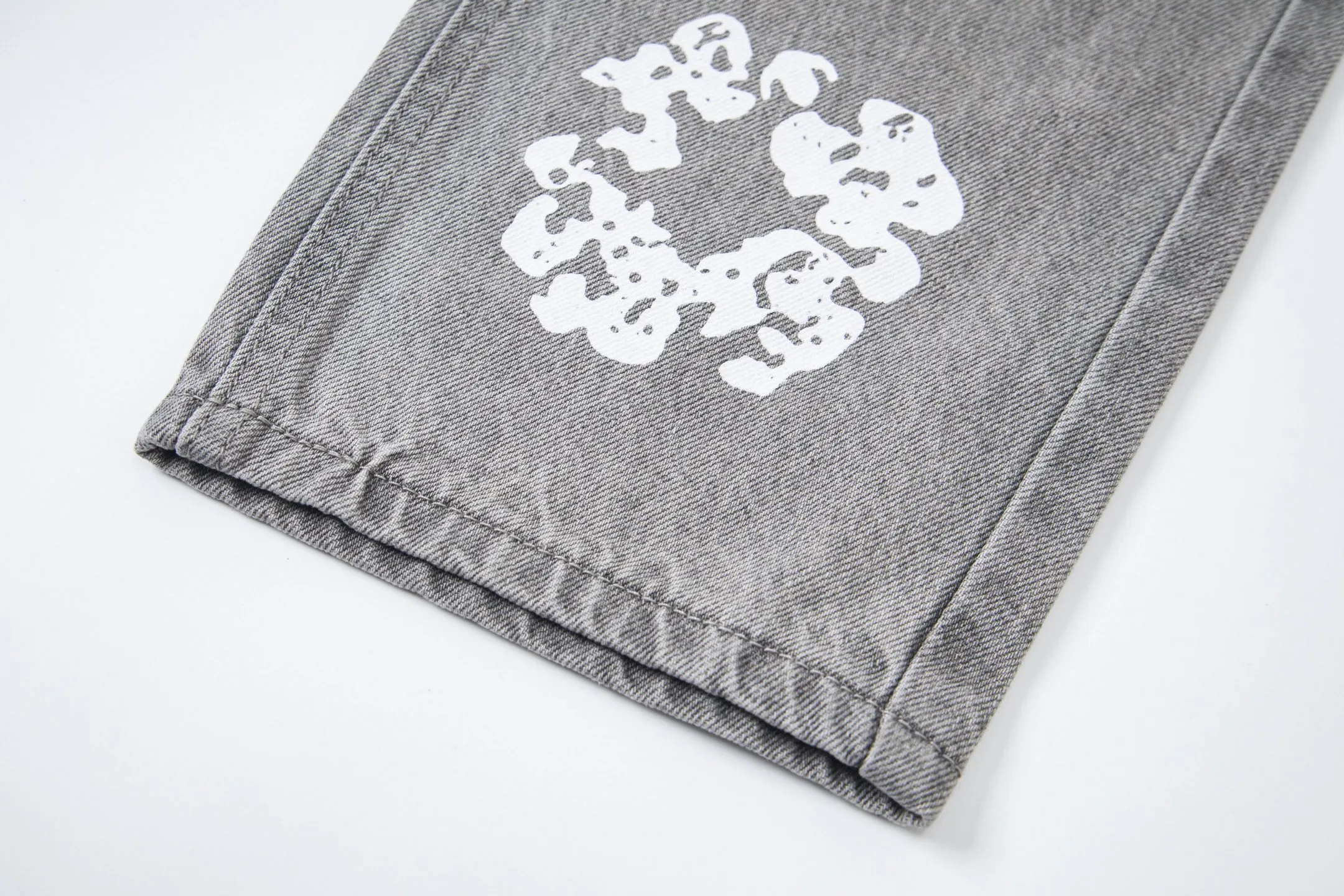 #8197 P220💰 DENIM TEARS Kapok American niche brand printed washed straight jeans. Produced by a major washed factory. Full of high-end feel. Knee part destroyed design with patchwork design. Already used as facade design. Leather waist nameplate. The focus of this style is not on washing, but on the destroyed shape and version. The secret lies in the craftsmanship of the master. The cost of post-production grinding, machining, knife cutting, etc. is far beyond comparison with assembly line products. Color: black, blue, gray. Size: 28-36 (corresponding to S-XXL)